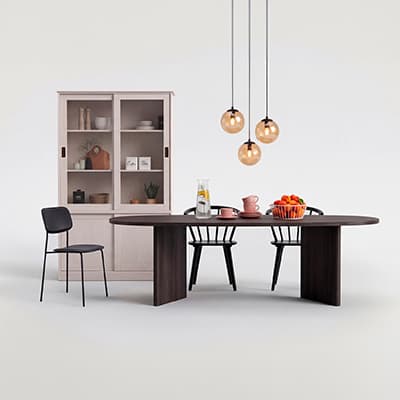 Esszimmer mit dunklem Esstisch, drei Stühlen, Obstschale, Geschirr, Hängelampen und hellem Schrank im Hintergrund