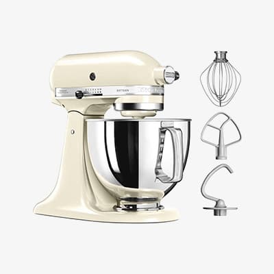 Standmixer mit großer Rührschüssel, daneben Schneebesen, Rührer und Knethaken als Zubehör