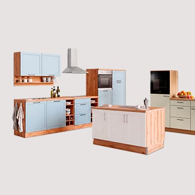 Moderne Einbauküche mit Kochinsel, hellen Fronten, Geräten, Dunstabzug und Obstschale auf der Arbeitsfläche