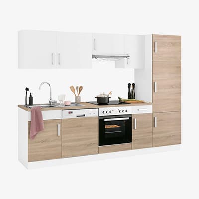 Küchenzeile mit weißen und holzfarbenen Schränken, Herd mit Backofen, Spüle und hohen Vorratsschrank