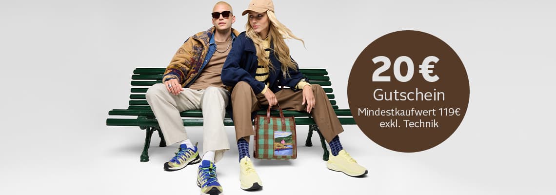 20 € Gutschein, Mindestkaufwert 119 € exkl. Technik – zwei Personen in Streetwear sitzen entspannt auf einer grünen Bank