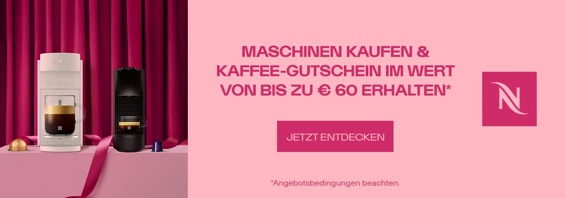 Maschinen kaufen & Kaffee-Gutschein bis 60 € – zwei Nespresso-Kaffeemaschinen mit Tasse und Kapseln vor pinkem Vorhang