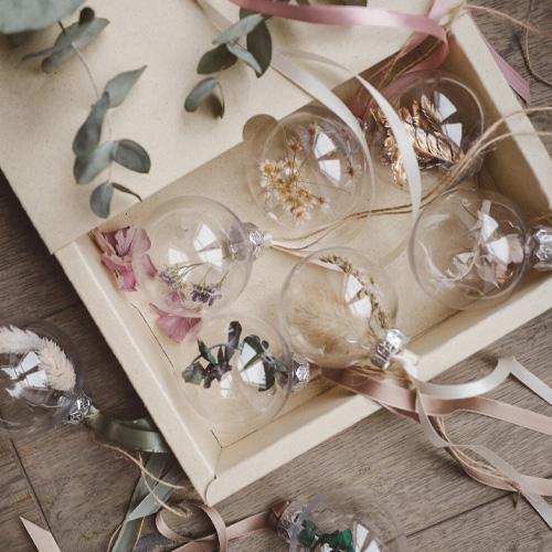 Handgemachte Glaskugeln mit getrockneten Blumen