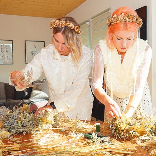 Cecilia und Constantly K binden einen Blumenkranz aus getrockneten und konservierten Blüten, Gräsern und Blättern 
