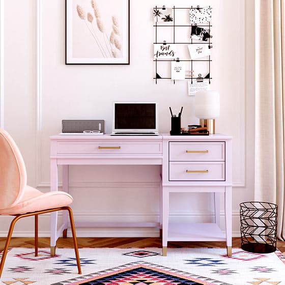 Lila Schreibtisch