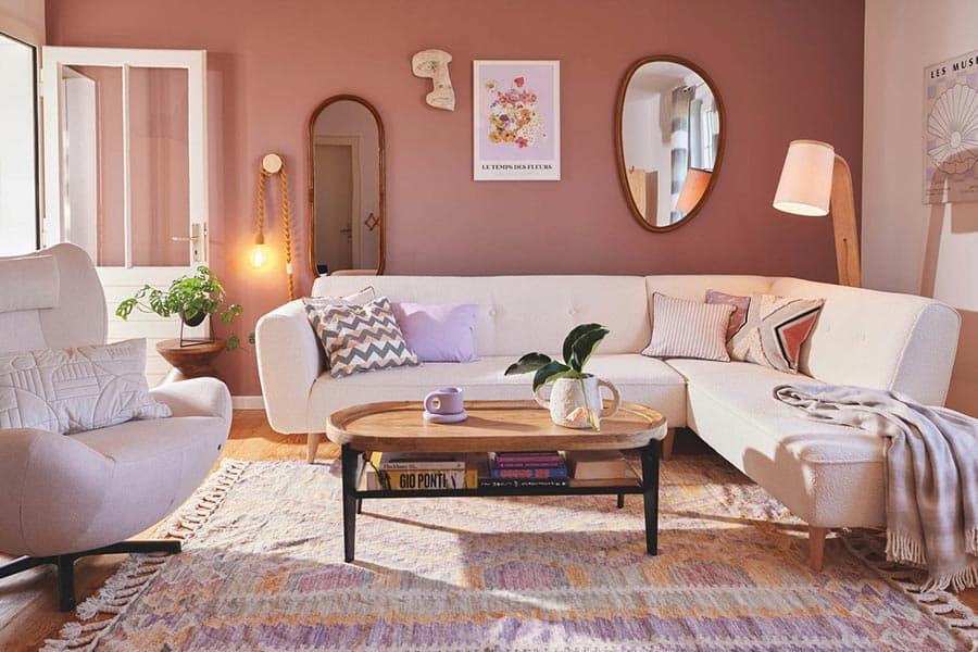 Wohnzimmer mit Spiegel