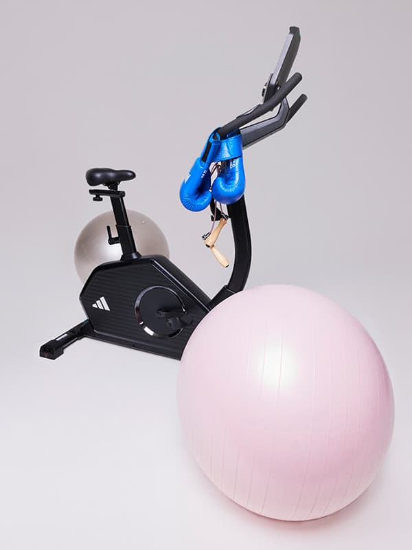 Ein Ergometer von Adidas und ein Gymnastikball