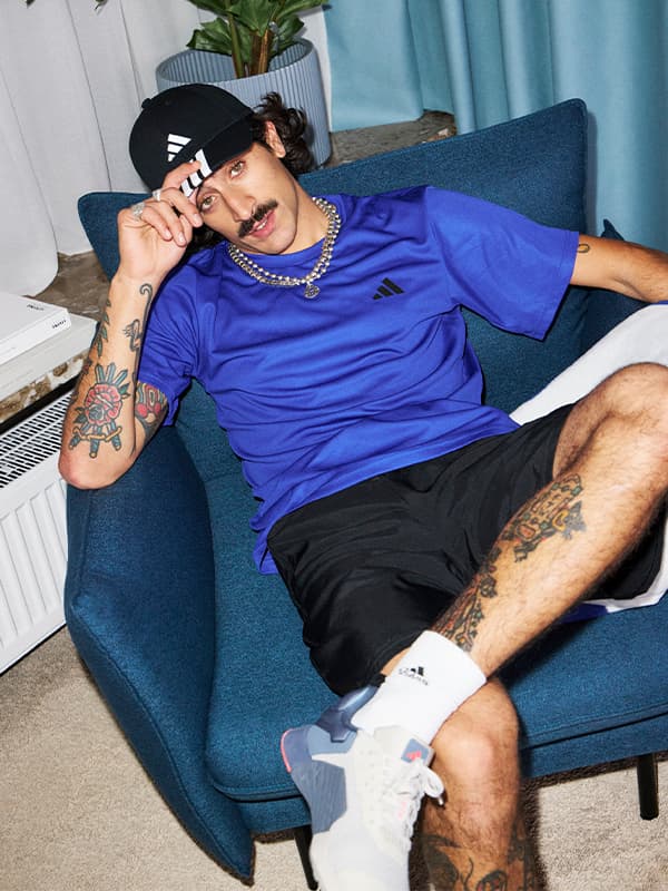 Mann in trendigem Adidas-Sportoutfit