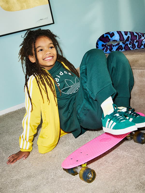 Kind in trendigem Adidas-Sportoutfit