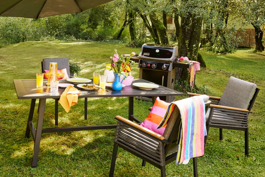 Gedeckter Gartentisch und Griller