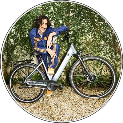 Person mit einem E-Bike