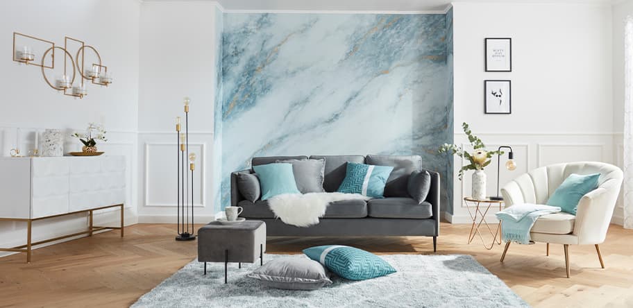 Wohnzimmer mit blauen Wohntextilien