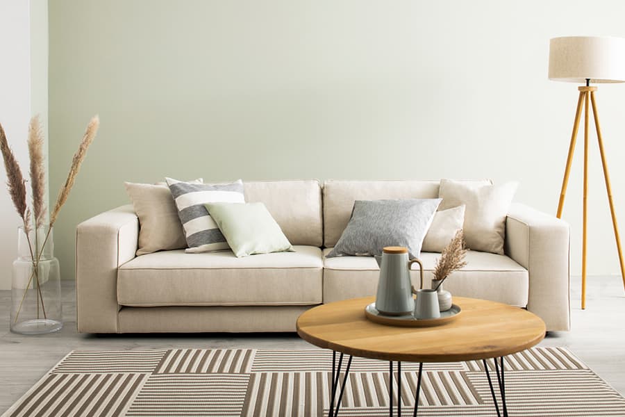 Kleiner, heller Raum mit rosa Sofa