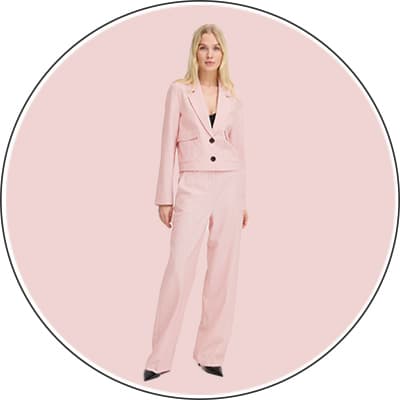 Frau in rosa Gewand