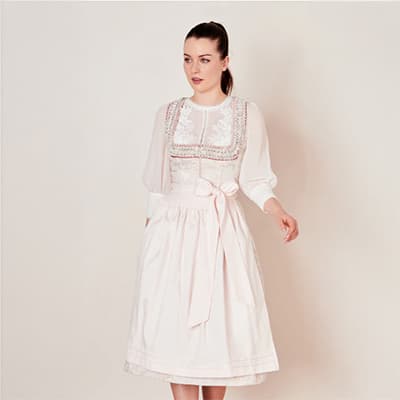 Frau im festichem Dirndl