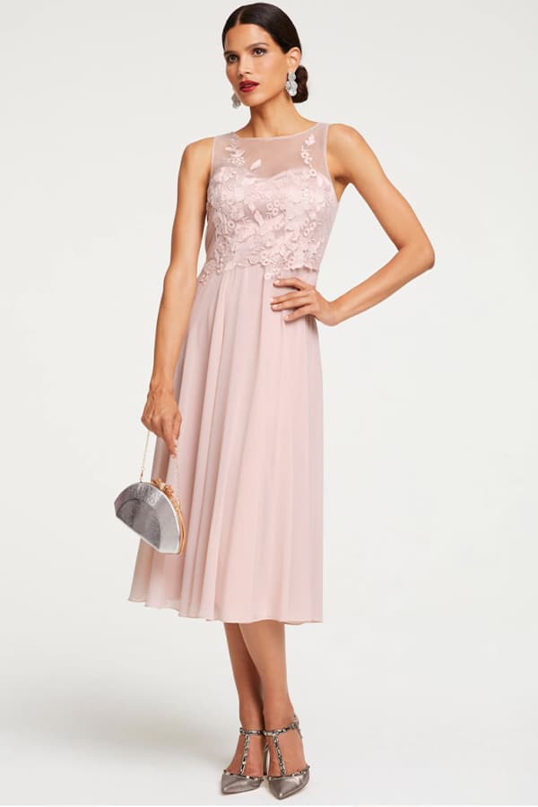 Dame im festlichen Outfits