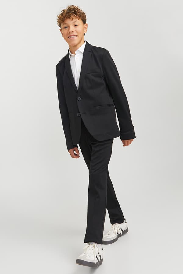 Bub im festlichen Outfits