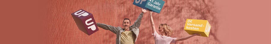1 Jahr Garantie, 0€ Versandkosten – Mann und Frau heben bunte Schilder vor rotem Hintergrund hoch