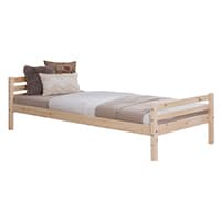 Einzelbett mit hellem Rahmen, mehreren Kissen und einer gestreiften Decke in Beige und Grau.