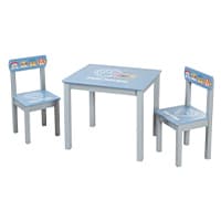 Kindertisch-Set mit zwei Stühlen, blau mit bunten Motiven auf Rückenlehnen und Tischplatte.