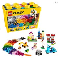 LEGO Classic Set – Gelbe Box und verschiedene bunte Figuren aus LEGO-Steinen, darunter Häuser, Fahrzeuge und Tiere