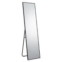 Rechteckiger Standspiegel mit schwarzem Rahmen, schräg aufgestellt, spiegelt die Umgebung wider.