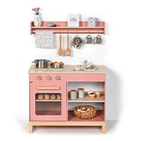 Kinderküche in Rosa mit Herd, Ofen, Regalen, Töpfen, Utensilien und Körbchen. Spielzeugkuchen und Dosen in den Regalen.