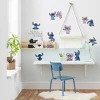 Kinderzimmer mit weißen Wänden, blauen und lila Stitch Wandaufklebern, Schreibtisch, blauer Stuhl und Wandregal mit Spielzeug.