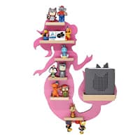 Rosafarbenes Regal in Form einer Meerjungfrau mit mehreren kleinen Spielzeugfiguren und einem grauen Lautsprecher auf den Regalböden.