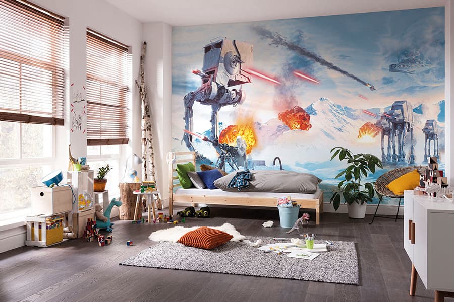 Kinderzimmer mit Star Wars Wandbild – AT-ATs und Laserkanonen im Schnee, Bett und Spielzeug auf grauem Teppich