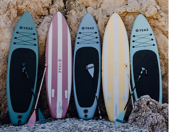 SUP Boards an einer Felswand