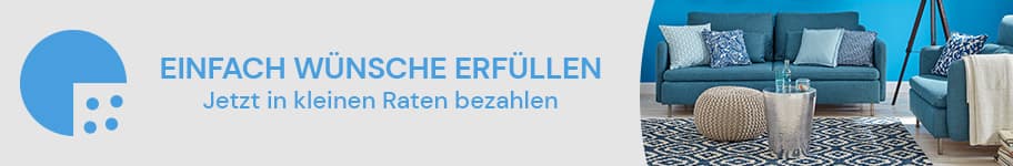 EINFACH WÜNSCHE ERFÜLLEN – Jetzt in kleinen Raten bezahlen. Wohnzimmer mit blauen Sofas, gemustertem Teppich und Kissen
