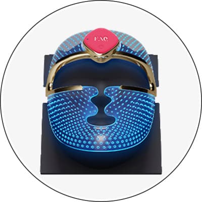 Maske mit blauem LED-Licht und rotem Emblem, goldene Stirnband-Applikation, auf schwarzem Sockel platziert