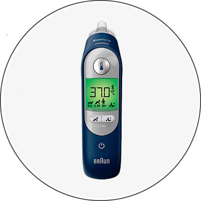 Braun Thermometer zeigt 37.0°C auf grünem Display, blaues Gehäuse, Ohrmessung, Symbol für Kinder und Erwachsene.