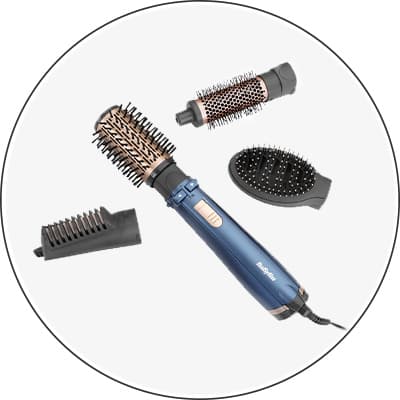 Blauer Haartrockner mit verschiedenen Aufsätzen wie Rundbürste, Flachbürste und Volumenaufsatz