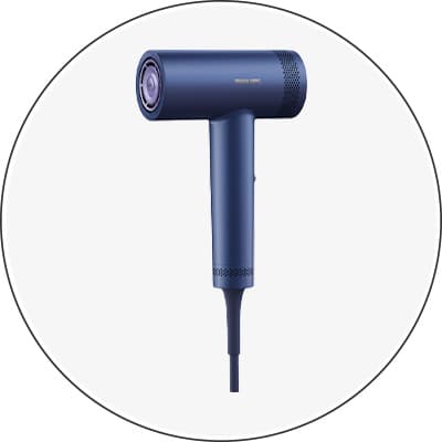 Maske mit blauem LED-Licht und rotem Emblem, goldene Stirnband-Applikation, auf schwarzem Sockel platziert