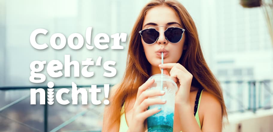 Cooler geht's nicht! – Frau in grüner Kleidung trinkt blauen Slush-Eis aus einem Plastikbecher