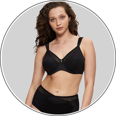 Frau in orangefarbener Unterwäsche mit passendem Kimono, hält Kimono locker über ihre Arme