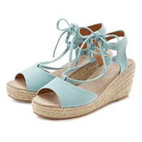 Hellblaue Sandalen mit Schnürung und Keilabsatz aus Bast, Vorderansicht eines Paares