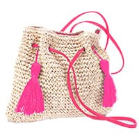 Hellbraune Strohtasche mit pinken Quasten und pinkem Schulterriemen