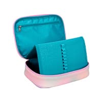 Geöffnete pinke Kosmetiktasche mit einem blauen Organizer darin, Reißverschlussfach im Deckel sichtbar