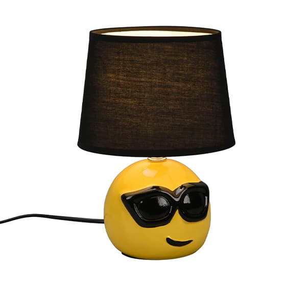 Gelbe Kugellampe mit schwarzem Stoffschirm, Stromkabel seitlich sichtbar.