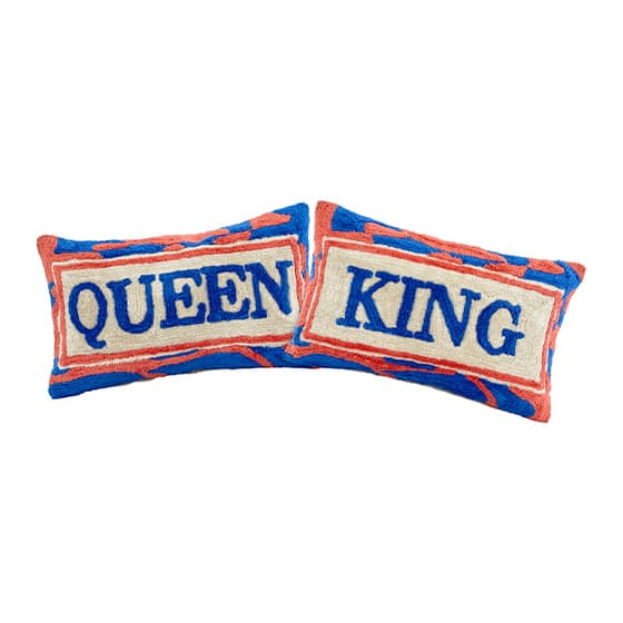 HELLO LOVELY – Rechteckiges Kissen in rosa mit weißem Schriftzug und gelben Pompons an den Ecken