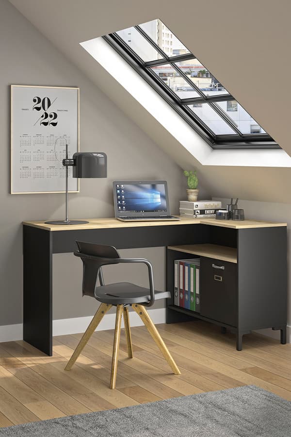 2022 Kalender an der Wand – Eckschreibtisch unter Dachfenster mit Laptop, Bücher, Pflanze und schwarzer Stuhl auf Holzboden