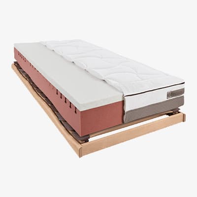 Matratze mit weißem Bezug auf Holzlattenrost, roter Kern sichtbar