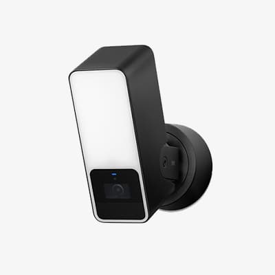 Schwarz-weiße Sicherheitskamera mit Wandhalterung und LED-Licht