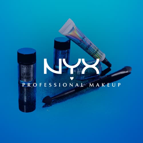 NYX Professional Makeup – Glitzerpigmente, Tube und Pinsel auf blauem Hintergrund