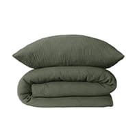 Dunkelgrüne Bettwäsche bestehend aus einem gefalteten Kissen und einer gefalteten Bettdecke auf weißem Hintergrund