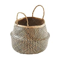 Geflochtener Korb mit zwei Griffen, schwarz-weiß gemustert, auf weißem Hintergrund.