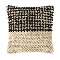 Quadratisches Kissen mit zweifarbigem Muster. Oben schwarz-beiges Hahnentritt, unten beiges grob gestricktes Design.